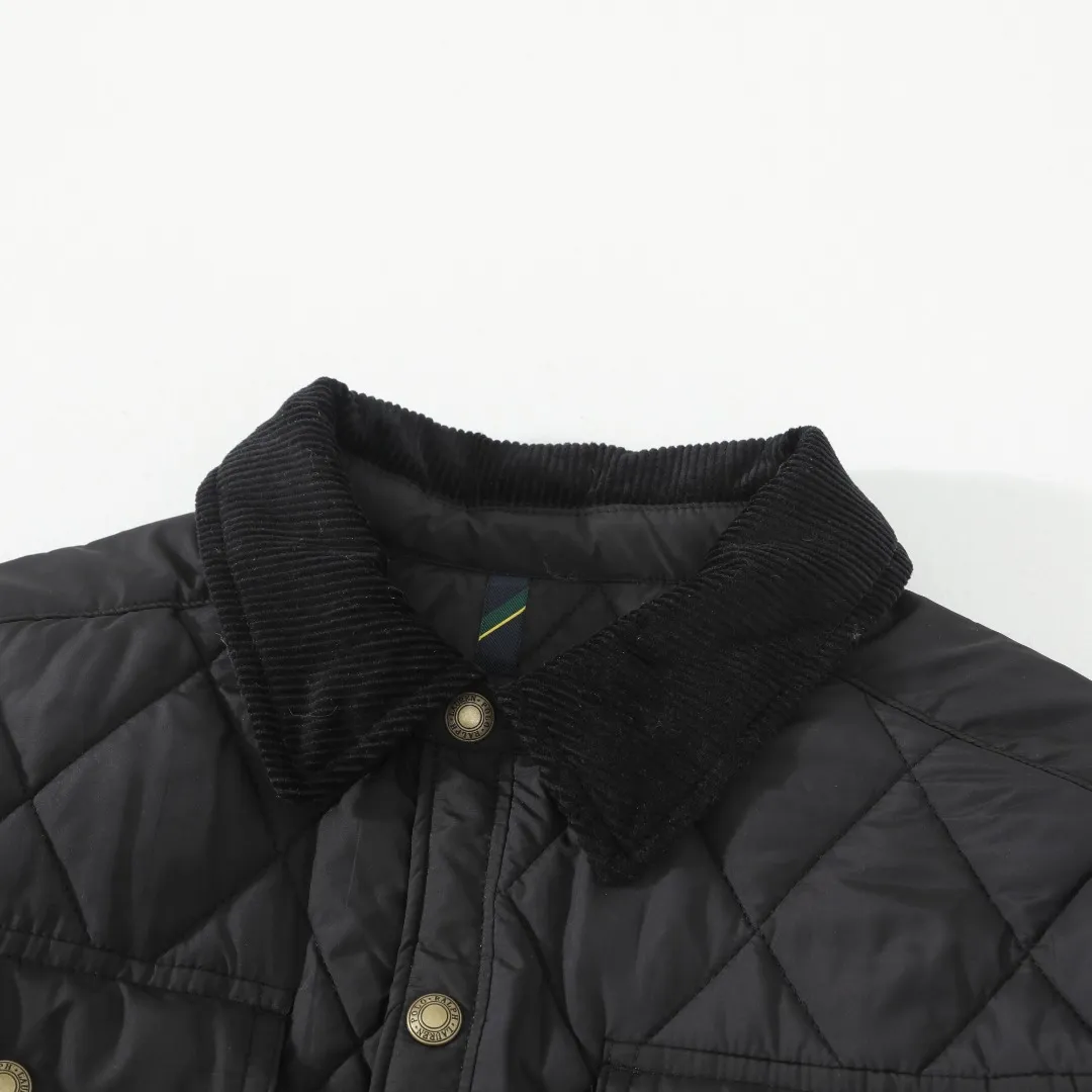 P370 #59 Ralph Lauren classic rhombus quilted cotton jacket for men and women. Inspired by retro workwear, it blends with contemporary British style. The imported machine-pressed rhombus quilting is accurately aligned, and the three-dimensional H-shaped tailoring is neat and slim. It is not bulky when layered in autumn and winter, and still maintains a light style.  Texture is reflected in the details: customized metal buckles, corduroy lapels, breathable eyelets under the arms, and slits on the hem, all replicating the brand's high-end genes. All excipients are standardized!  Five colors to choose from: black/khaki/brown/green/navy blue, easy to switch between commuting, leisure, and travel occasions. Function and appearance coexist: 37.5°C temperature control black technology, breathable and moisture-proof, anti-slip cotton patented fabric, temperature-locking, soft and waxy, durable and stylish. A retro warm-keeping item that can handle low temperatures calmly. The details are all made of craftsmanship, and the style has no limits. It has a classy look that will turn heads.  Color: Khaki Black Navy Green Brown Size: S M L